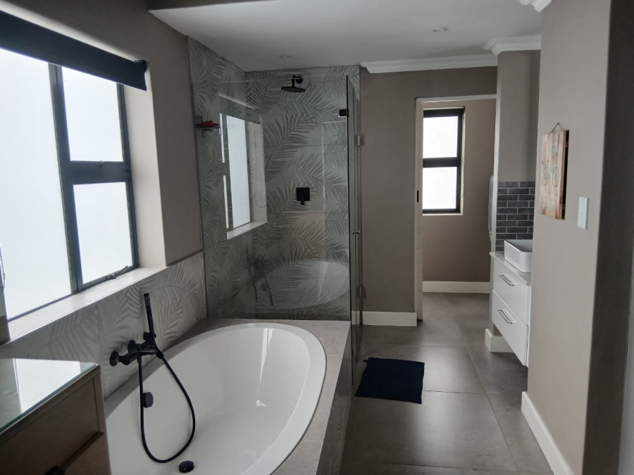 To Let 4 Bedroom Property for Rent in Hartenbos Central Western Cape